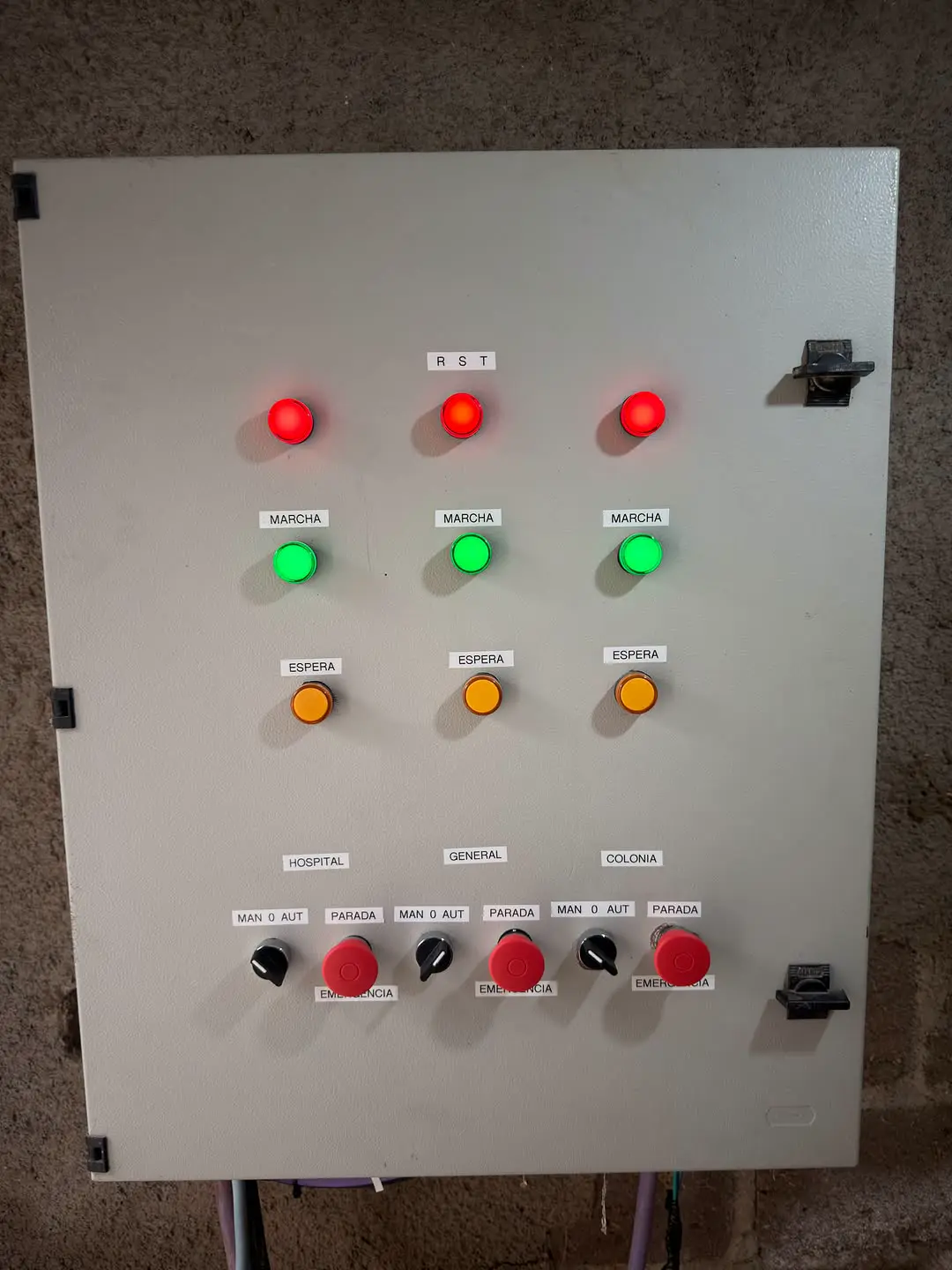 Frente de un tablero de bombeo con luces de marcha, espera y parada