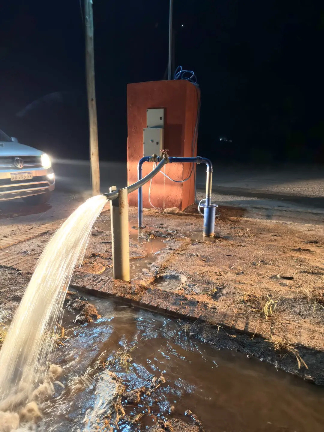 Perforación produciendo agua de noche después del cambio de motor