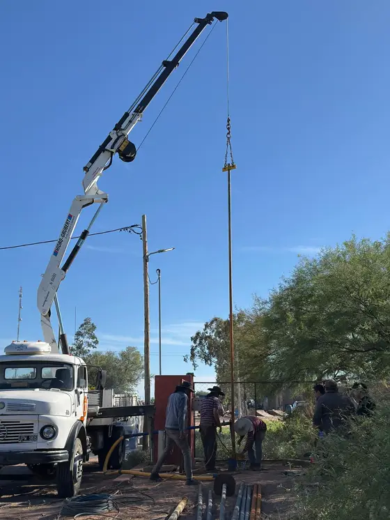 Camión con grúa sacando la columna de bombeo