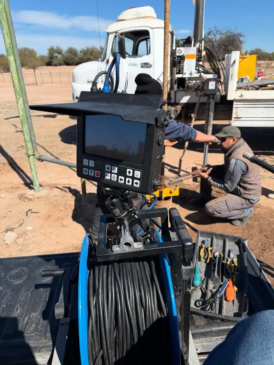 Equipo de video inspección bajando la cámara al pozo